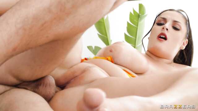 У бассейна нашел себе похотливую пышку и вдул ей