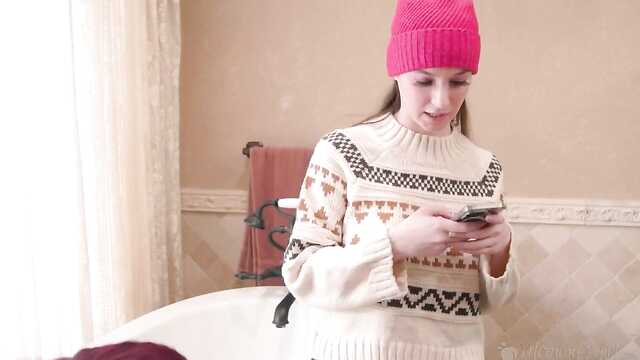 Мамка пробралась в ванную и полизала пилотку дочурки