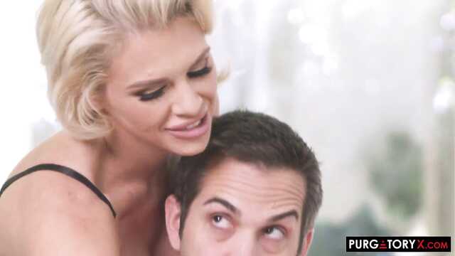 Спонтанный любовный роман с усатым мужиком перерос в секс