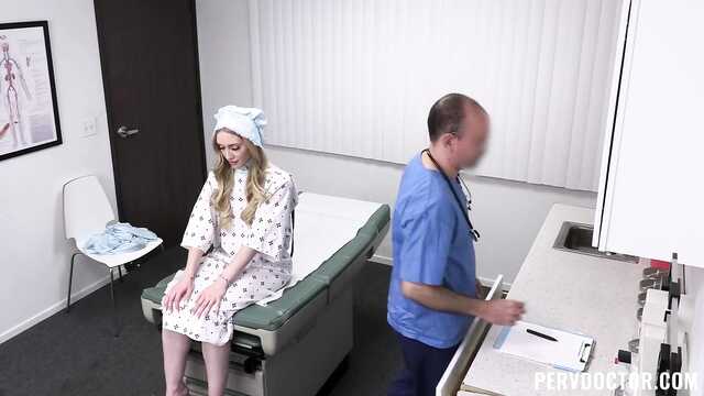 Деревенская красотка получила в пизду член у доктора