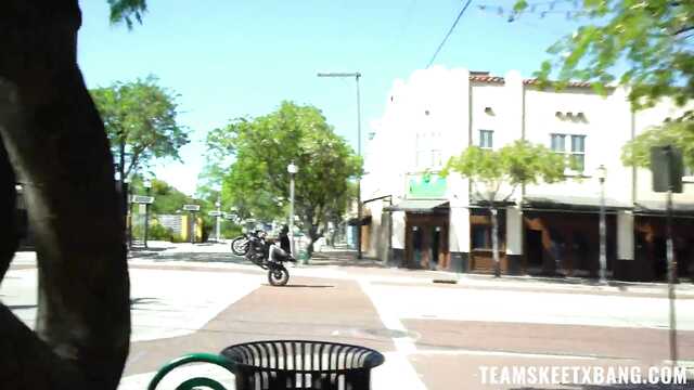 Непослушная студентка отдаётся на старинном балконе