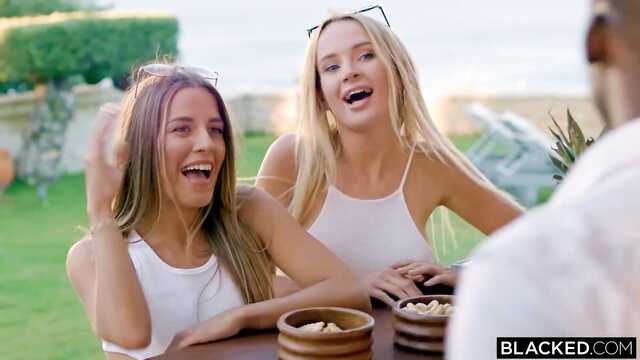 Две подруги устроили страстный ЖМЖ с писюкатым негром