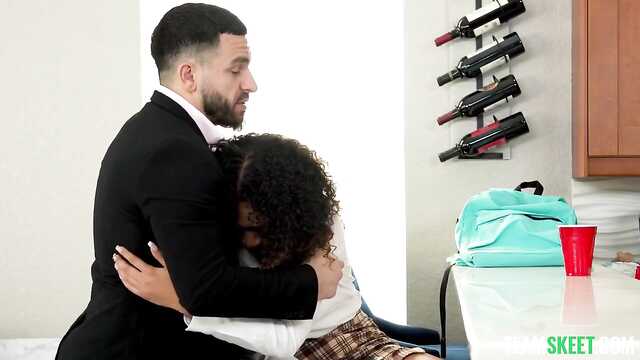 Мужик неплохо вдул кучерявой нянечке