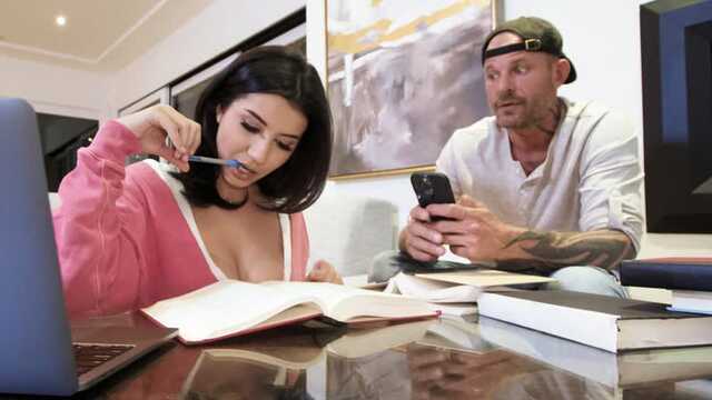 Читая книгу баба прервалась для секс с мужиком