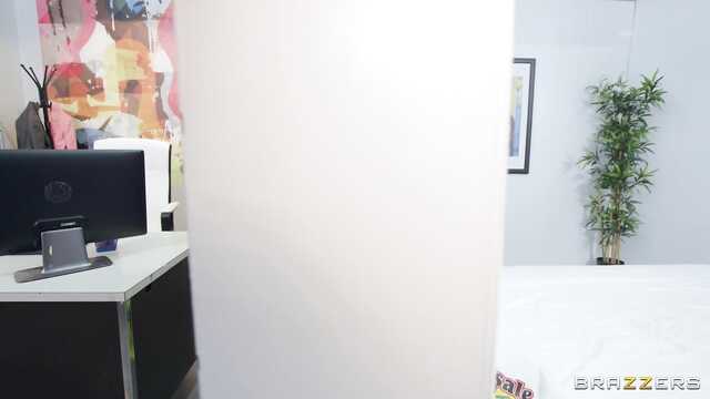 Трах на матрасе у глорихола с пышной афроамериканкой