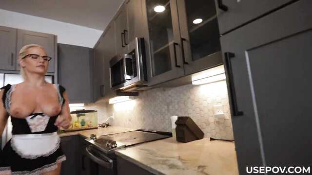 Отвлек зрелую горничную от работы сексом