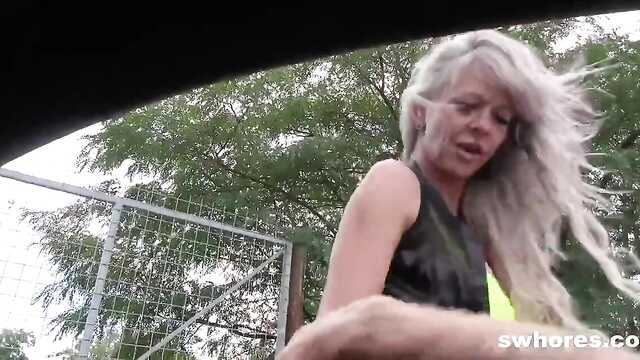 Зрелая шалава удовлетворила прямо в авто