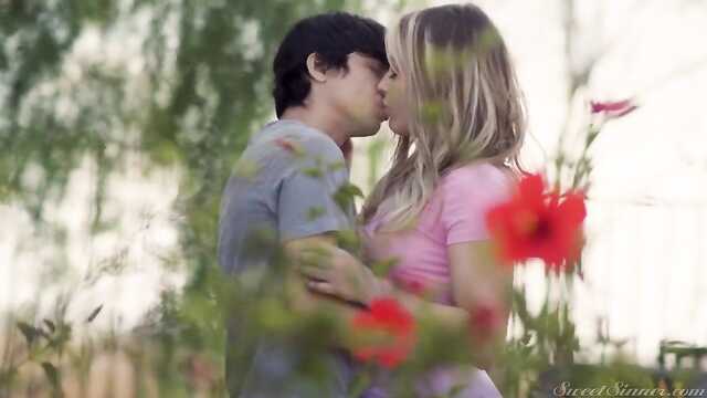 Молодая мачеха соблазнила пасынка девственника