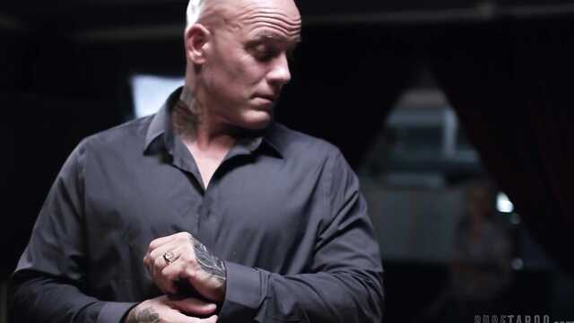 Зрелая баба фотограф решила отдаться мужественному клиенту