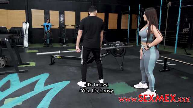 Молодые тренеры пользуются дырочкой красивой клиентки