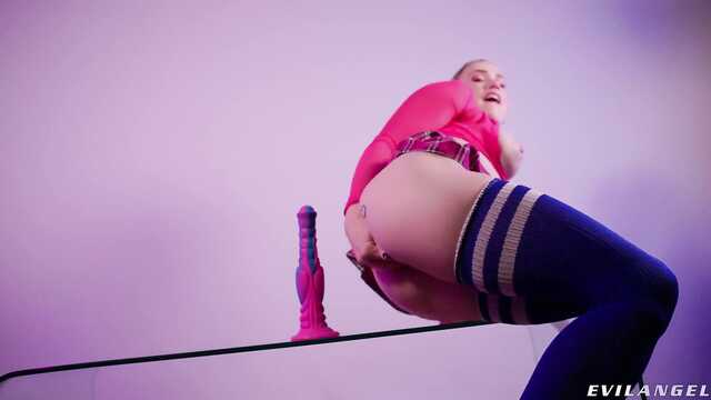 Здоровеный дилдак в попу сисястой модельки