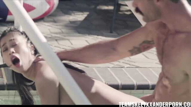 Мужик в кепке поимел китаянку у бассейна