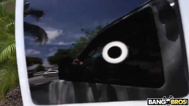 Тёла соглашается на секс в авто с незнакомцем за бабки