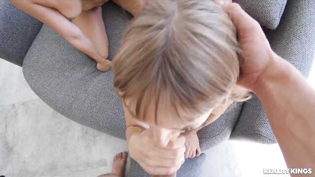 Блонда и шатенка подняли член для желанного секса