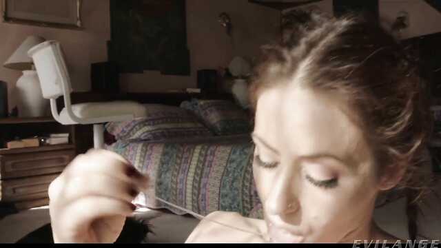 Прищепки на половых гуубах заставляют телочку кайфовать