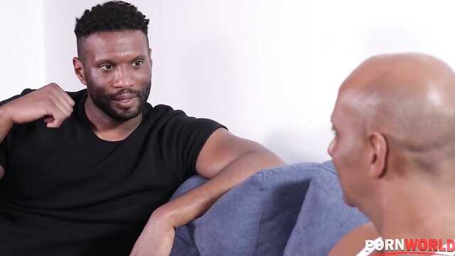 Вымытая бестия обслужила ртом и дырками два члена