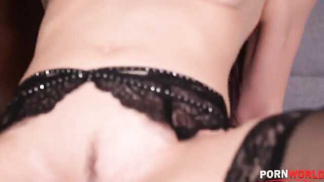 Вымытая бестия обслужила ртом и дырками два члена