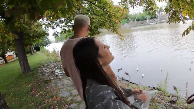 Девушка гуляла у пруда и нарвалась на разврат