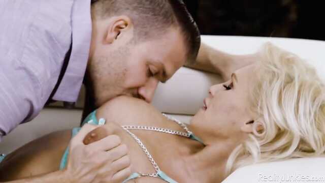 Горячая жена захотела изменить с другом мужа в его же доме