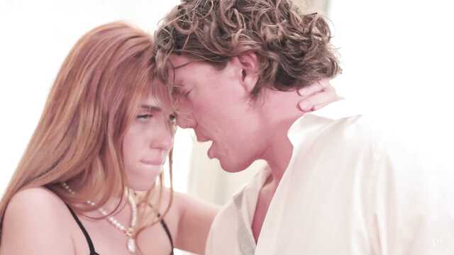 Рыженькая Холли замечательно смотрится на хую