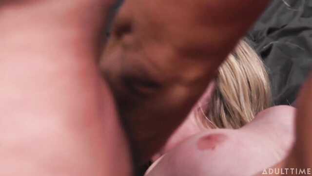 Ебут толпой блондинку во все ее голодные отверстия