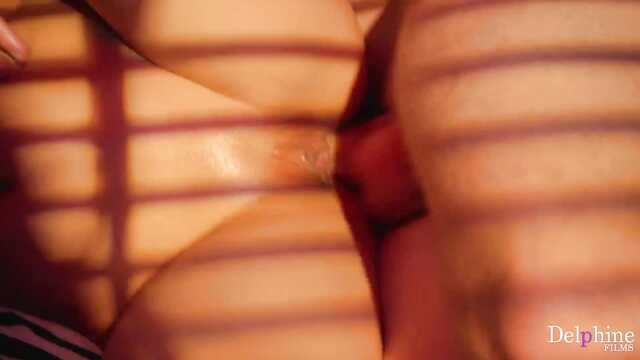 В полутьме поимели в два хуя потрясающую азиатку