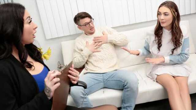 Женщина помогает паре наладить сексуальные отношения