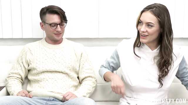 Женщина помогает паре наладить сексуальные отношения