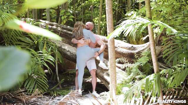 Вуайерист насладился сексом жаркой дамы в джунглях