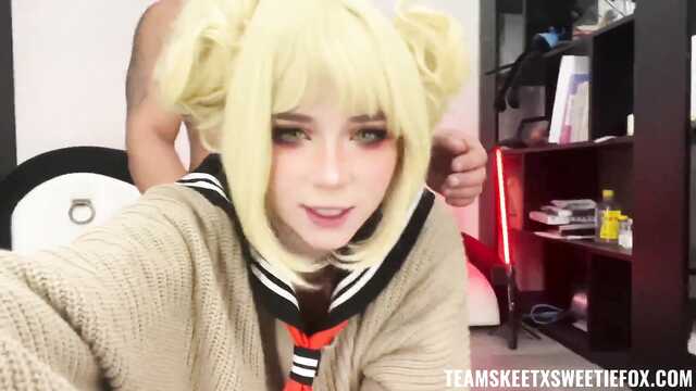 Косплеерша требует внимания и секса