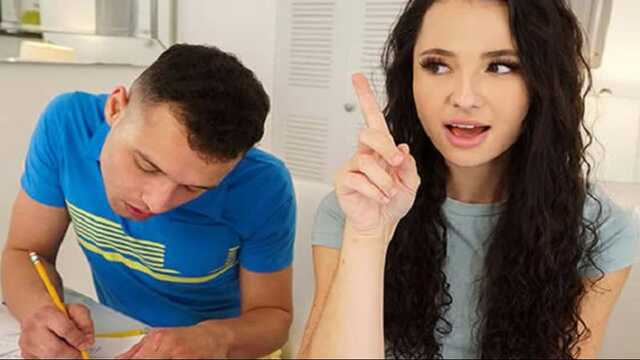 Жарит телочку в кису и анал с камшотом на лицо