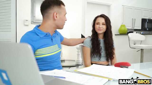 Жарит телочку в кису и анал с камшотом на лицо