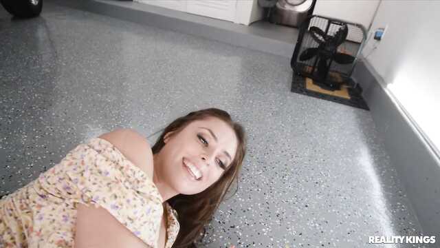 Любительница машин подставила пизду под автомеханика