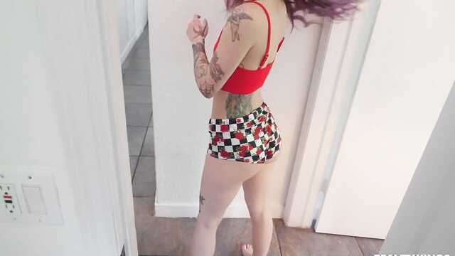 Мечтающая о больших членах неформалка трахнулась с одним