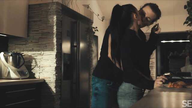 Ужин после работы заканчивается активным сексом