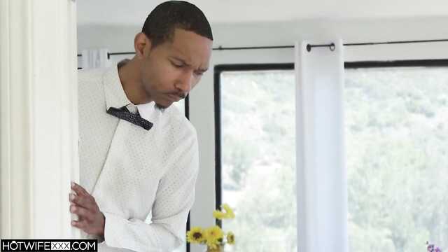 Негр портье поимел чужую благоверную в отеле