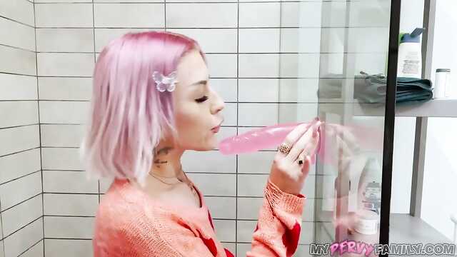 Зачем дрочить, если отчим рядом?