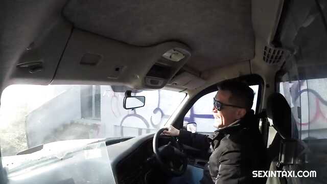 Пухлая телка уговорила таксиста трахнуть ее в письку