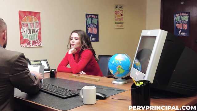 Зрелая шатенка устраиваясь на работу подставила пизду