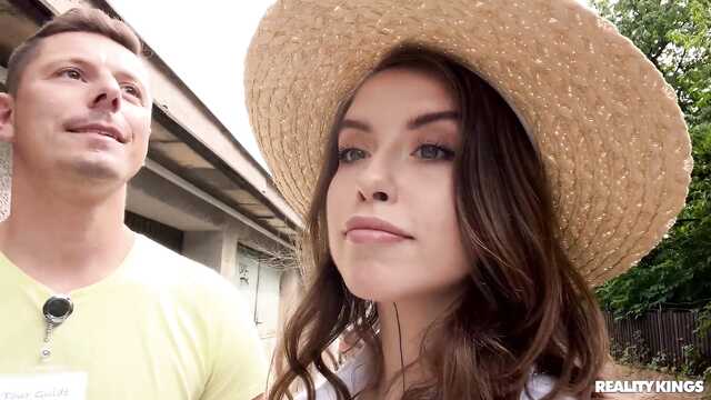 Веселая красавица захотела овладеть членом парня на улице