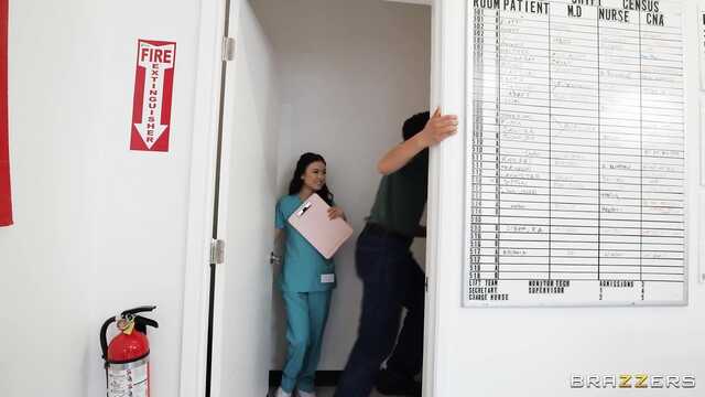 На практике китайская студентка замутила тройничок