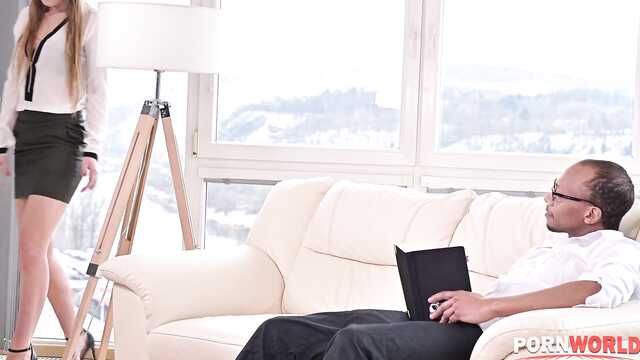 Чернокожий терапевт помог пациентке расслабится с его членом