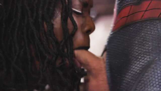 Суперчеловек и Спайдермен жарят черномазую женщину кошку