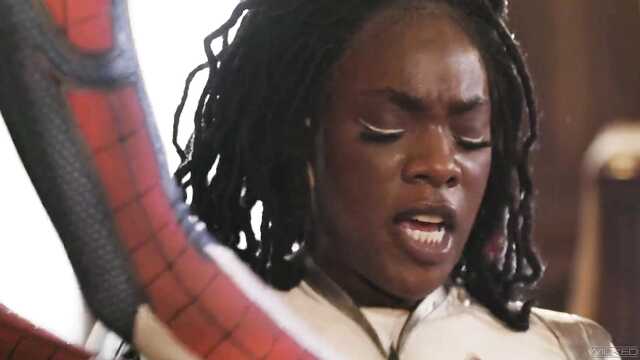 Суперчеловек и Спайдермен жарят черномазую женщину кошку