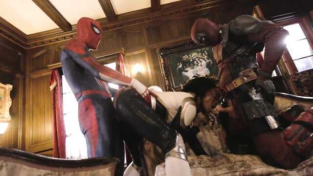 Суперчеловек и Спайдермен жарят черномазую женщину кошку