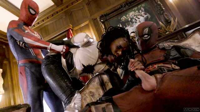 Суперчеловек и Спайдермен жарят черномазую женщину кошку