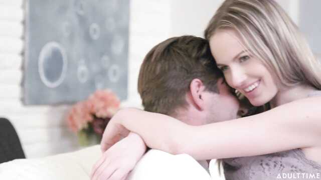 Сучка наблюдает как бойфренд ебет ее сестричку