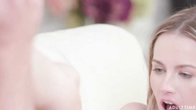 Сучка наблюдает как бойфренд ебет ее сестричку