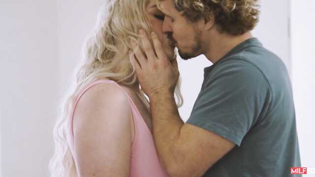 Кучерявый юнец воспользовался пиздой сочной мамаши