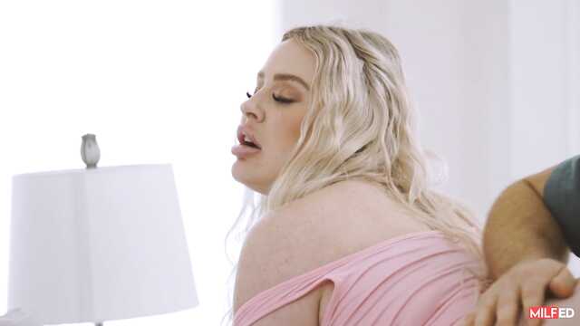 Кучерявый юнец воспользовался пиздой сочной мамаши